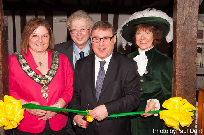 picture of Mark Francois cutting ribbon